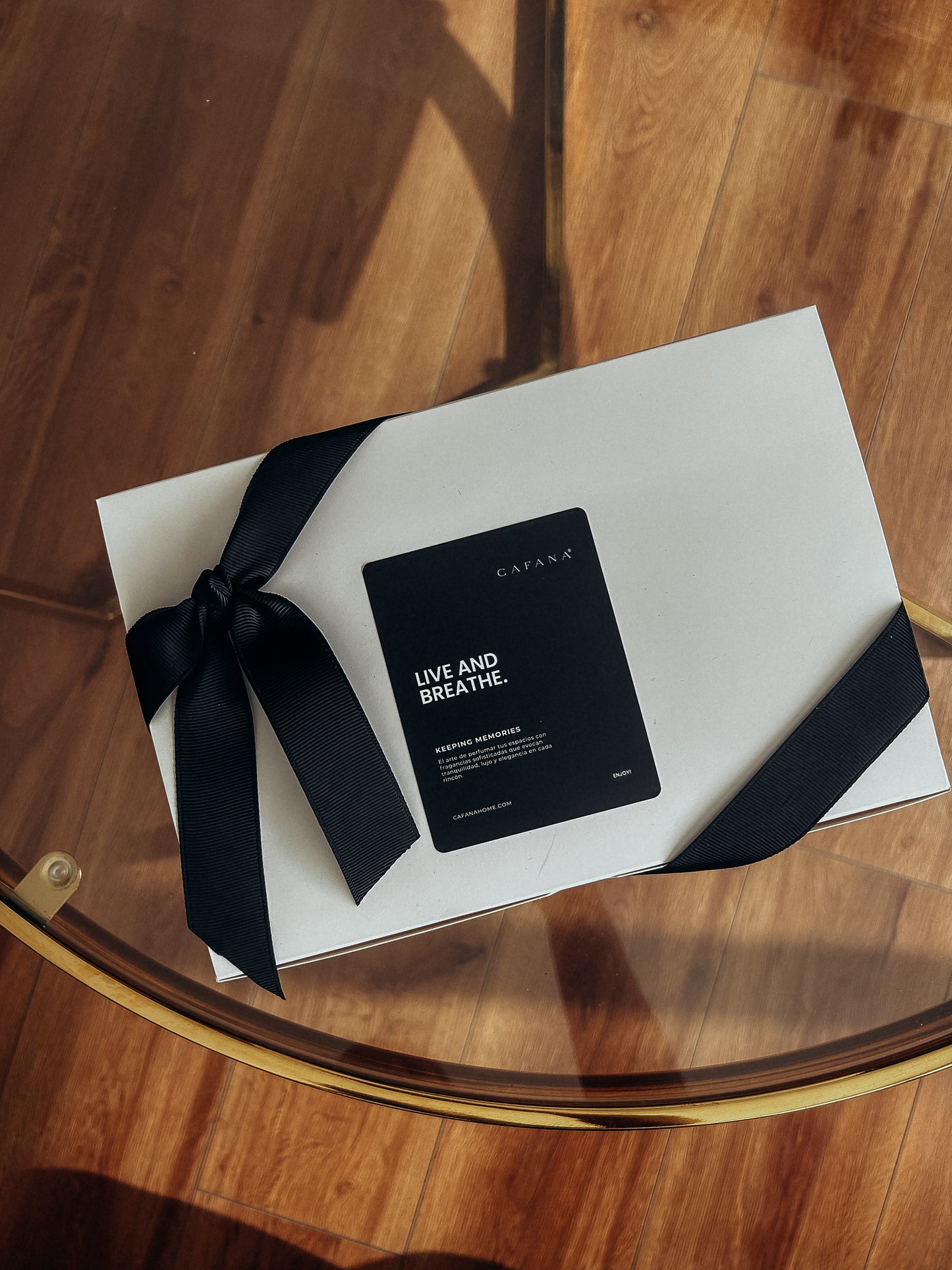 HOME FRAGANCES | WARM CASHMERE > Inspirado en los clásicos aromas de suavizantes americanos, con toque de algodón limpio y cashmere cálido